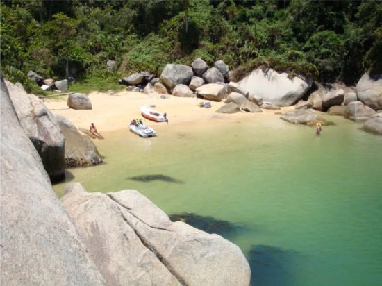 Praia do Cação - acesso de barco, ou por trilha, a partir da Praia da Tainha