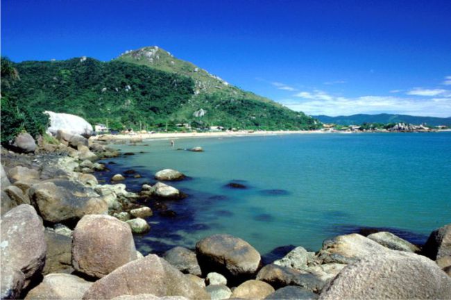 Praia da Conceição com Morro dos Macacos ao fundo