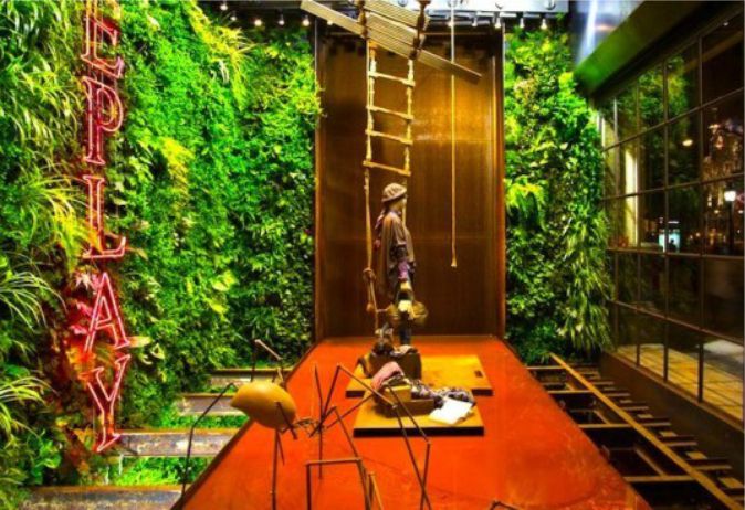 Projeto criado pela Vertical Garden Design (Barcelona), dando um toque de vida na vitrine de uma loja de roupas em Barcelona. 