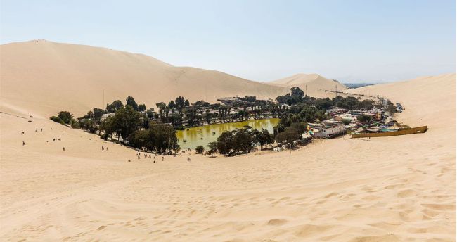 Huacachina (Peru), está localizada ao lado de um lago natural no meio das dunas de areia do deserto peruano. É uma das atrações turísticas de Machu Picchu. Os desertos em torno de Huacachina estão entre os mais secos do mundo. Foto: Sunsinger/Shutterstock