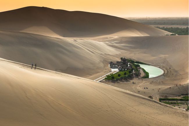 Crescent Lake (China), está localizado fora da cidade de Dunhuang, sendo uma parada importante para os viajantes que se deslocam pelo Deserto de Gobi. Embora ainda não seja tão profundo como foi na década de 1960, o encolhimento da profundidade e da superfície parece ter sido revertido. Foto: Rat007/Shuterstock)