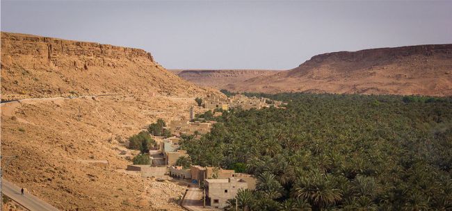 Tafilalt (Marrocos), é o maior oásis de Marrocos. Suas palmeiras vão até o deserto da Saara. O rio Ziz, que fornece água para este oásis, continua a fluir para o Sahara. Como o Nilo, do outro lado do continente, o Ziz está cercado pela agricultura. Foto: ThartmannWiki/Wikimedia Commons)